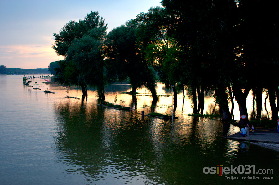 Drava poplavila promenadu

Foto: cacan

Kljune rijei: drava poplava izlijevanje