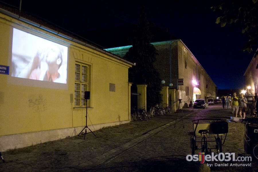 A Wall Is A Screen

Foto: Daniel Antunovi

Kljune rijei: putujuce-kino projekcija fasada tvrdja wall screen