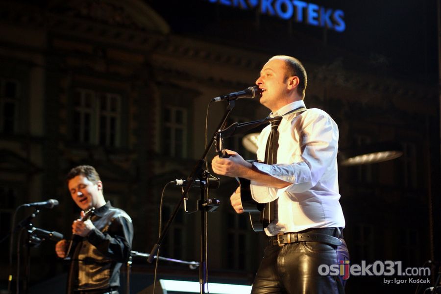 'Daj 5'

Foto: Igor Koak

Kljune rijei: daj-pet humanitarni-koncert 