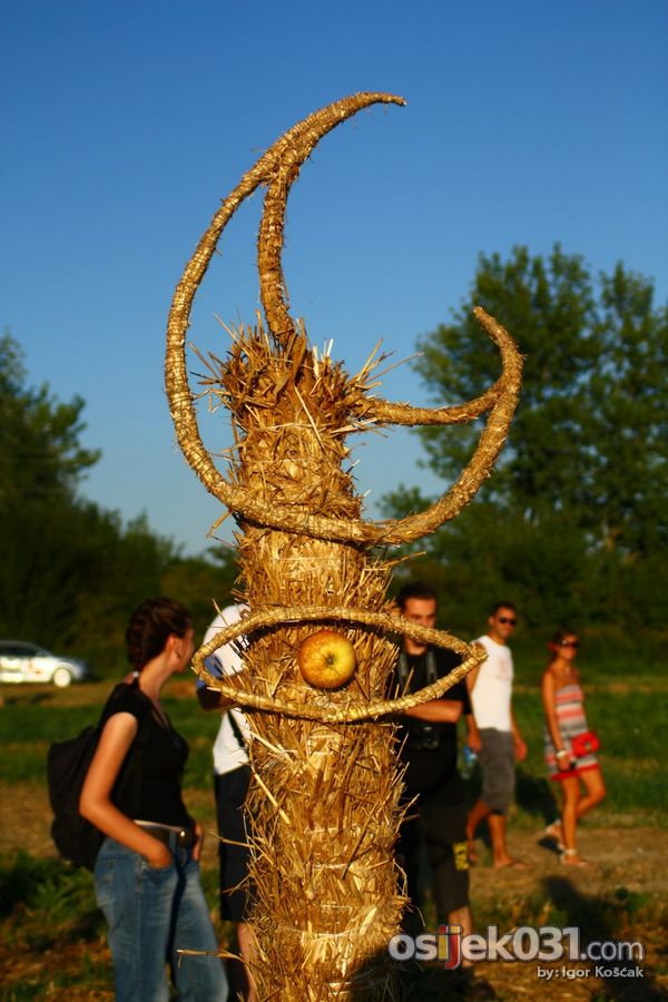 Slama 2010.

Foto: Igor Koak

Kljune rijei: slama land-art-festival