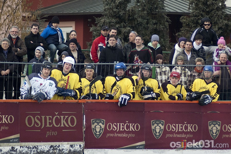 Turnir u hokeju na ledu

[url=http://www.osijek031.com/osijek.php?najava_id=30304]Zlatna kuna 2011. - i Osijek ima turnir u hokeju na ledu[/url]

Foto: Ante Dela

