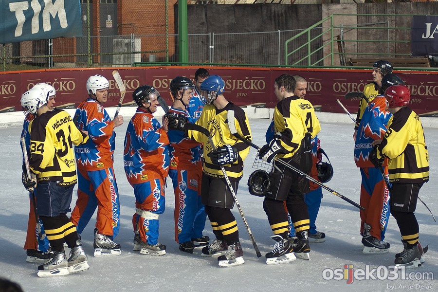 Turnir u hokeju na ledu

[url=http://www.osijek031.com/osijek.php?najava_id=30304]Zlatna kuna 2011. - i Osijek ima turnir u hokeju na ledu[/url]

Foto: Ante Dela

