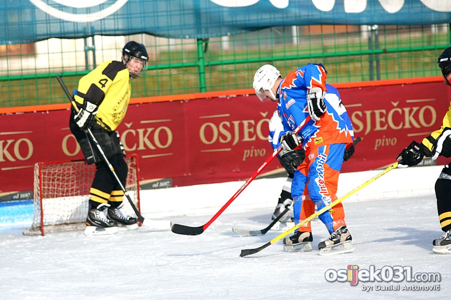 Turnir u hokeju na ledu

[url=http://www.osijek031.com/osijek.php?najava_id=30304]Zlatna kuna 2011. - i Osijek ima turnir u hokeju na ledu[/url]

Foto: Daniel Antunovi

