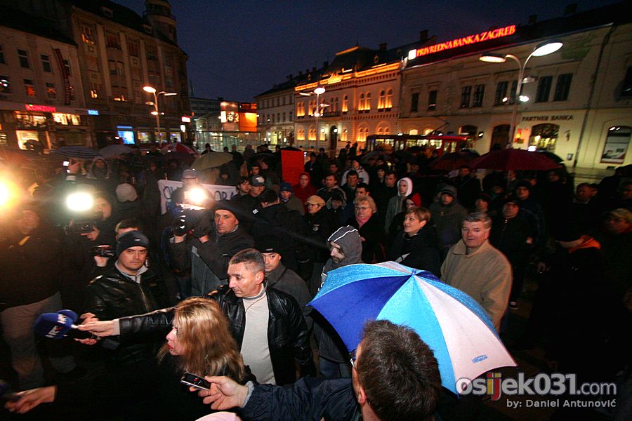 Prosvjedi 2011.

[url=http://www.osijek031.com/osijek.php?topic_id=30946][Prosvjedi 2011.] I po kii i na vjetru - prosvjednicima u Osijeku je dosta ove Vlade[/url]

Foto: Daniel Antunovi

