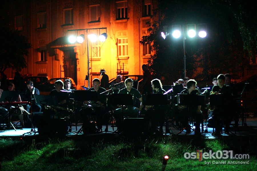 Simfonija pod zvijezdama 

[url=http://www.osijek031.com/osijek.php?topic_id=32931]Simfonija pod zvijezdama opet u Osijeku! [2011.][/url]

Foto: Daniel Antunovi

