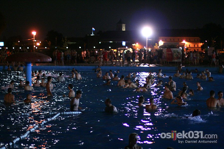 Nono kupanje

[url=http://www.osijek031.com/osijek.php?najava_id=33009]Prvo nono kupanje na bazenu Kopike![/url]

Foto: Daniel Antunovi

