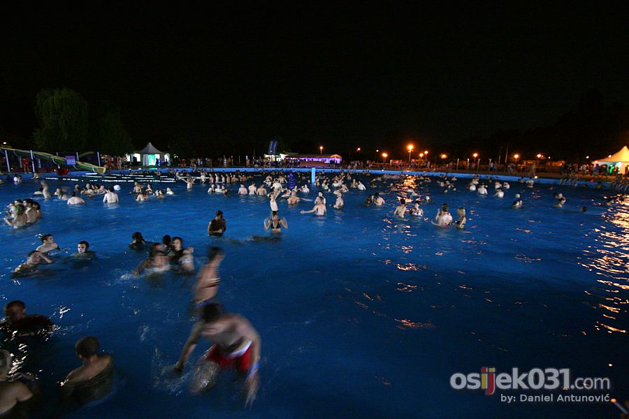 Nono kupanje

[url=http://www.osijek031.com/osijek.php?najava_id=33009]Prvo nono kupanje na bazenu Kopike![/url]

Foto: Daniel Antunovi

