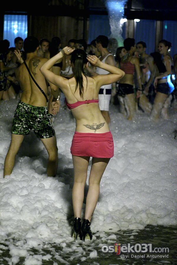 After beach pjena party

[url=http://www.osijek031.com/osijek.php?topic_id=33080]Copacabana: After beach pjena party[/url]

Foto: Daniel Antunovi

