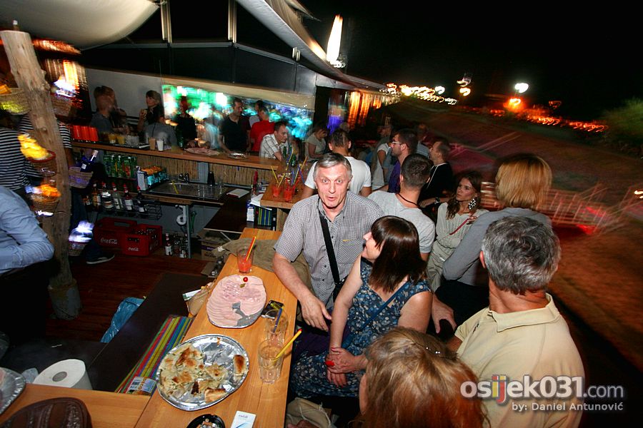 barKA

[url=http://www.osijek031.com/osijek.php?topic_id=33221]VIP otvorenje Cocktail bar-a na brodu - 'barKA'[/url]

Foto: Daniel Antunovi

