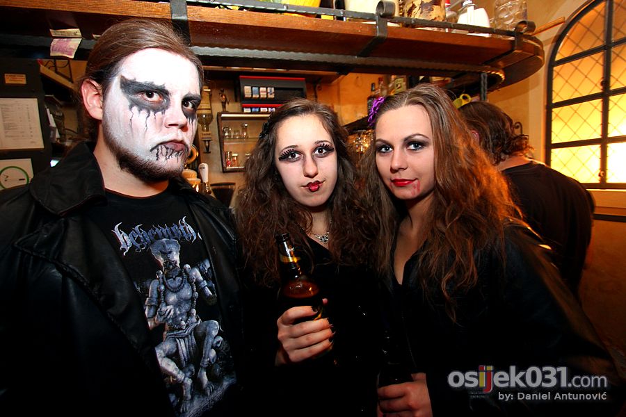 Excalibur Bar

[url=http://www.osijek031.com/osijek.php?najava_id=34507]Excalibur Bar: Halloween Party[/url]

Foto: Daniel Antunovi

