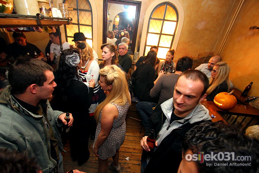 Excalibur Bar

[url=http://www.osijek031.com/osijek.php?najava_id=34507]Excalibur Bar: Halloween Party[/url]

Foto: Daniel Antunovi

