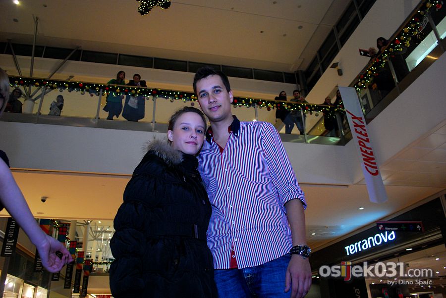 [url=http://www.osijek031.com/osijek.php?topic_id=35683]Avenue Mall: Marko Tolja & Lea Dekleva[/url]

Foto: Dino Spai

