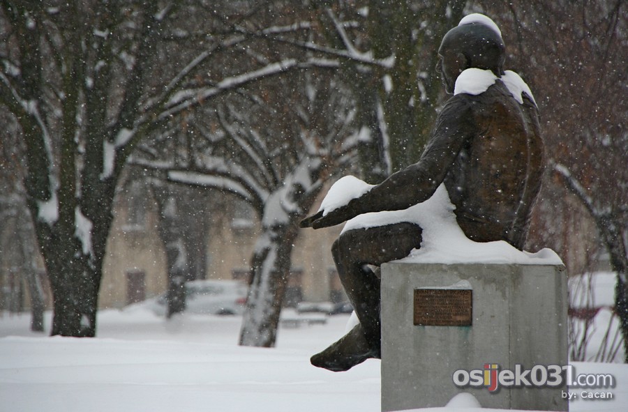 Snijeg u Osijeku #2

Foto: cacan

Kljune rijei: snijeg zima