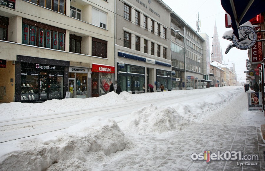 Snijeg u Osijeku #2

Foto: cacan

Kljune rijei: snijeg zima