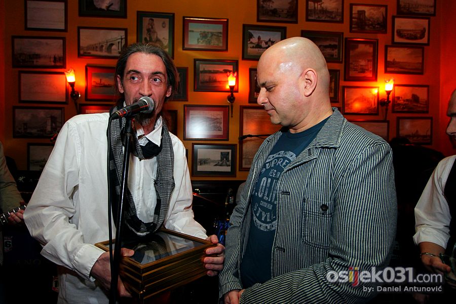 [url=http://www.osijek031.com/osijek.php?topic_id=36981]Old Bridge Pub: Fender Music Awards 2012.[/url]

Foto: Daniel Antunovi

