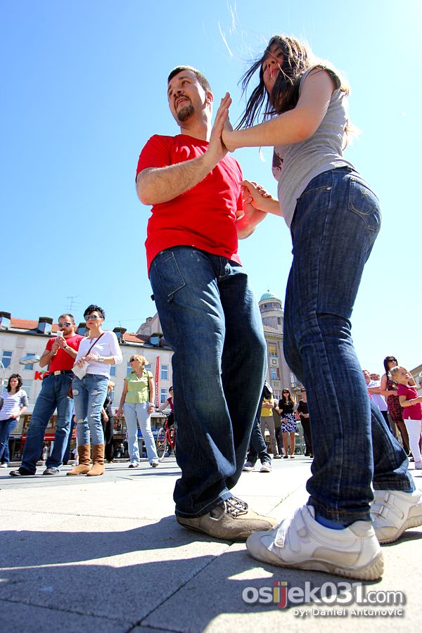[url=http://www.osijek031.com/osijek.php?topic_id=38248]Trg Ante Starevia: Svjetski dan plesa 2012.[/url]

Foto: Daniel Antunovi

