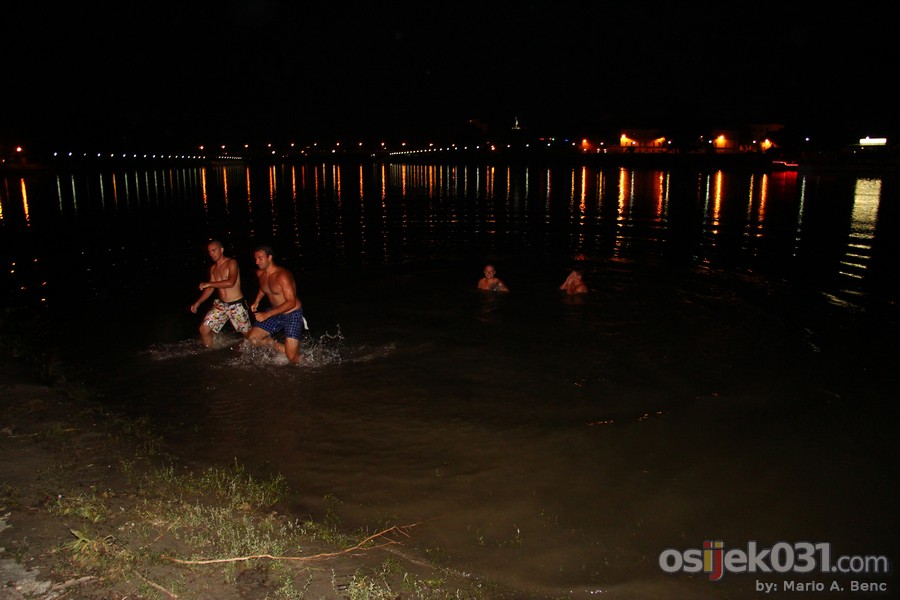 Kopika: Nocno kupanje

[url=http://www.osijek031.com/osijek.php?najava_id=39211]Kopika: nocno kupanje i after beach party[/url]
Foto: Mario A. Benc

Kljune rijei: nocno_kupanje drava kopika copacabana