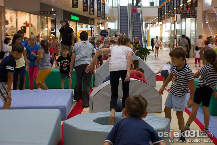 Avenue Mall Osijek - Mala Olimpijada - natjecanje

Foto: Mario Sabolic - Saba

Kljune rijei: avenue_mall olimpijada gimnastika