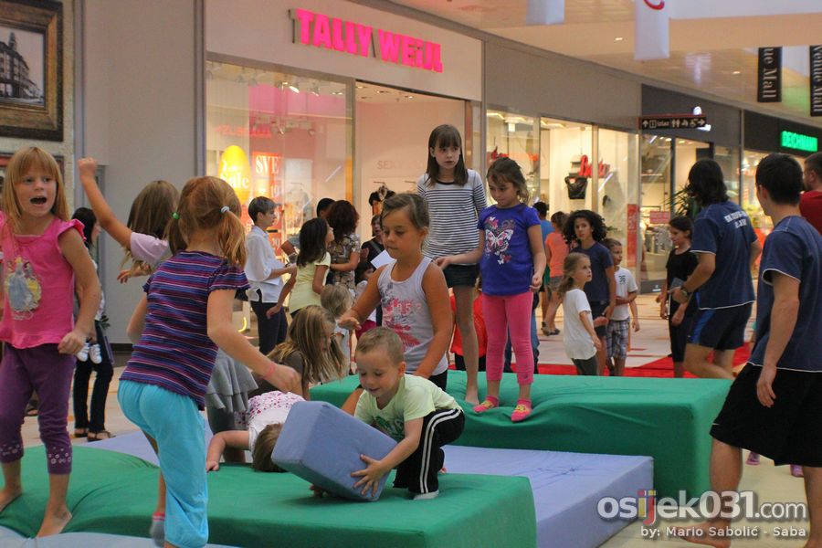 Avenue Mall Osijek - Mala Olimpijada - natjecanje

Foto: Mario Sabolic - Saba

Kljune rijei: avenue_mall olimpijada gimnastika