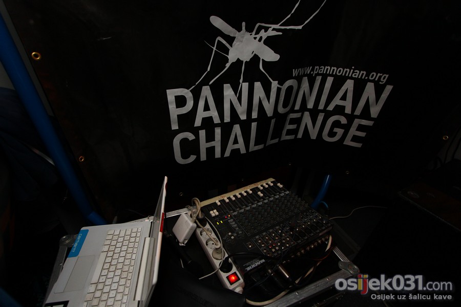 Pannonian Challenge 2012. - tramvaj party

Foto: cacan

Kljune rijei: tramvaj_party pannonian2012