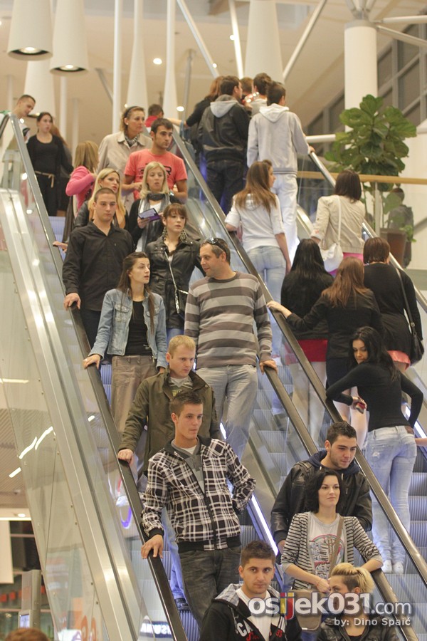[url=http://www.osijek031.com/osijek.php?topic_id=40413][FOTO] Avenue Mall Osijek: eljko Samardi oduevio publiku[/url]
Foto: Dino Spai


