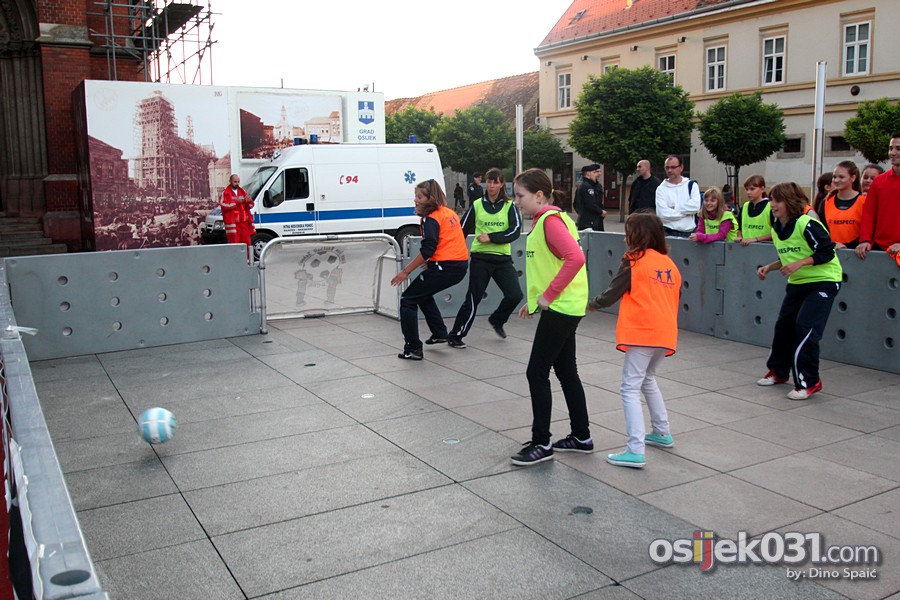 [url=http://www.osijek031.com/osijek.php?topic_id=40859][FOTO] Trg A. Starevia: Festival enskog nogometa u Osijeku[/url]
Foto: Dino Spai

