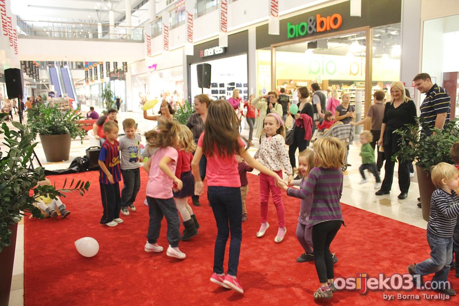 [url=http://www.osijek031.com/osijek.php?topic_id=40965][FOTO] Avenue Mall Osijek: Mali disco[/url]
Foto: Borna Turalija

