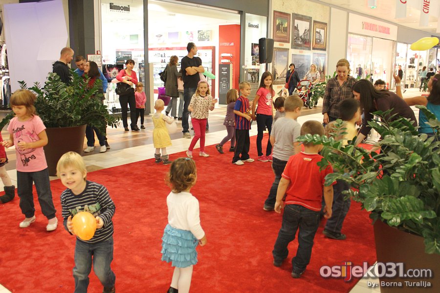 [url=http://www.osijek031.com/osijek.php?topic_id=40965][FOTO] Avenue Mall Osijek: Mali disco[/url]
Foto: Borna Turalija

