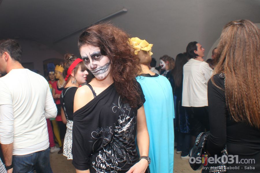 Kazamat - Halloween 2012.

Kljune rijei: halloween halloween_2012