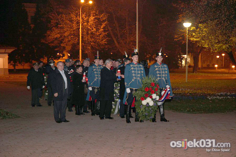 [url=http://www.osijek031.com/osijek.php?topic_id=41501][FOTO] Osjeani se prisjetili Vukovara[/url]

Foto: Dino Spai

