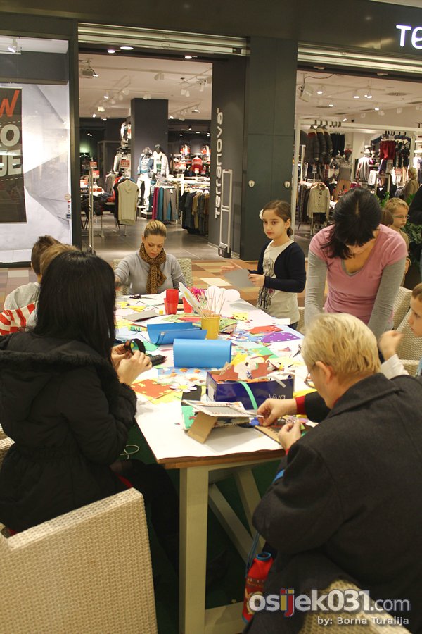 [url=http://www.osijek031.com/osijek.php?topic_id=41624]
[FOTO] Avenue Mall Osijek: Kreativni maliani crtali svoje idealne domove[/url]

Foto: Borna Turalija

