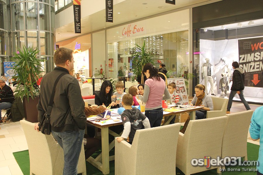 [url=http://www.osijek031.com/osijek.php?topic_id=41624]
[FOTO] Avenue Mall Osijek: Kreativni maliani crtali svoje idealne domove[/url]

Foto: Borna Turalija

