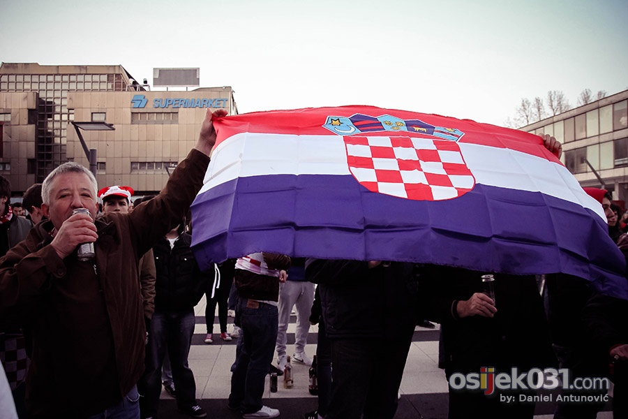 [url=http://www.osijek031.com/osijek.php?topic_id=43756]Osjeani na Trgu slobode pratili utakmicu i pobjedu Hrvatske![/url]

Foto: [b]Daniel Antunovi[/b]

