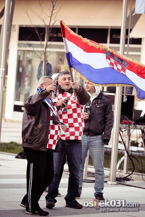 [url=http://www.osijek031.com/osijek.php?topic_id=43756]Osjeani na Trgu slobode pratili utakmicu i pobjedu Hrvatske![/url]

Foto: [b]Daniel Antunovi[/b]

