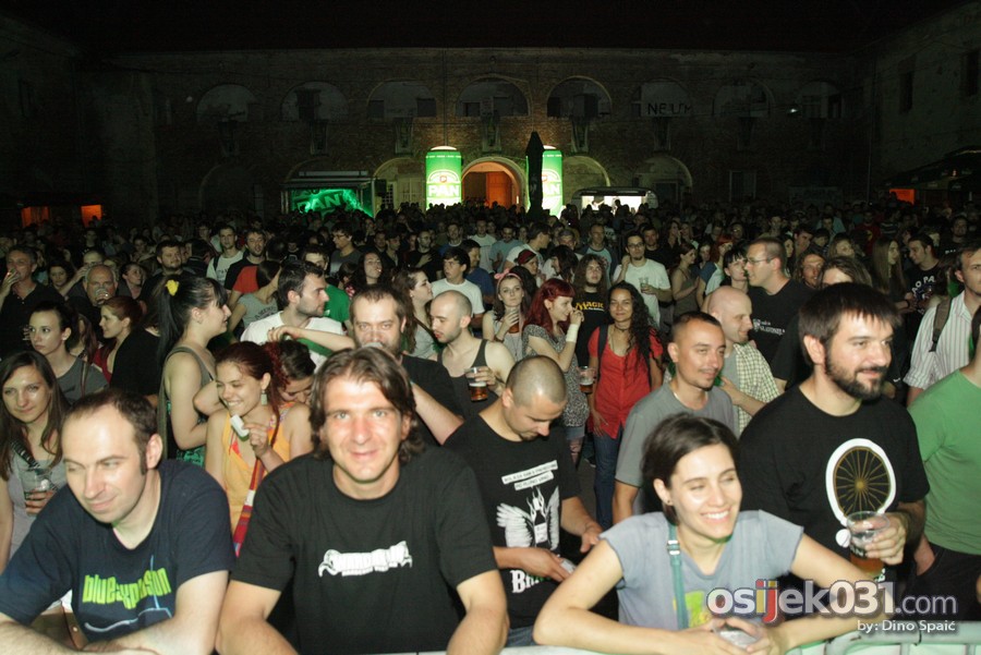[url=http://www.osijek031.com/osijek.php?topic_id=45647][FOTO] 1. dan UFO 2013.: Otvoren Urban Fest Osijek uz nastup Rambo Amadeusa[/url]

Foto: Dino Spai

