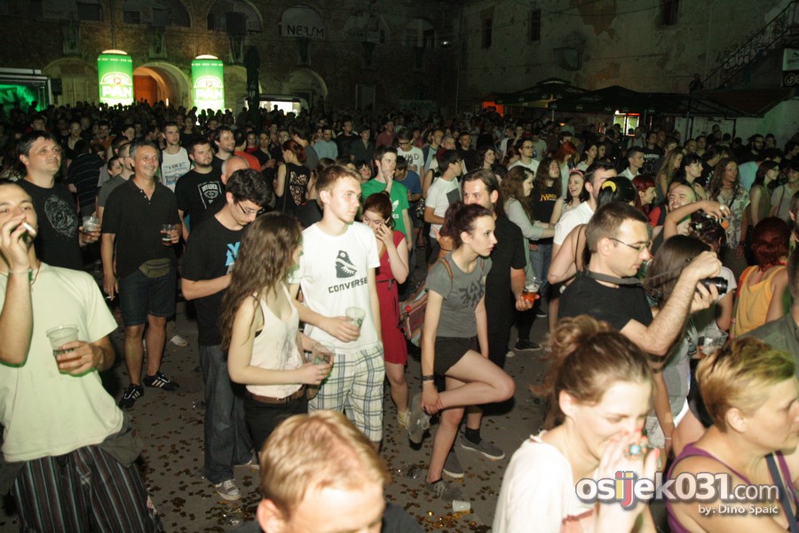 [url=http://www.osijek031.com/osijek.php?topic_id=45647][FOTO] 1. dan UFO 2013.: Otvoren Urban Fest Osijek uz nastup Rambo Amadeusa[/url]

Foto: Dino Spai

