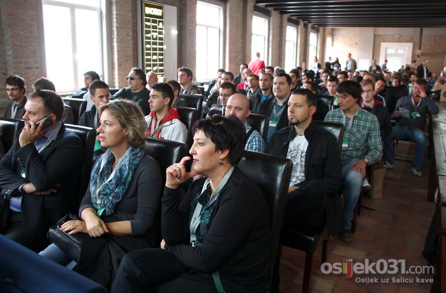 The Geek Gathering 2013. Osijek

[url=http://www.osijek031.com/osijek.php?topic_id=47312]The Geek Gathering: Davor Pavuna pred 250 geekova porucio: 