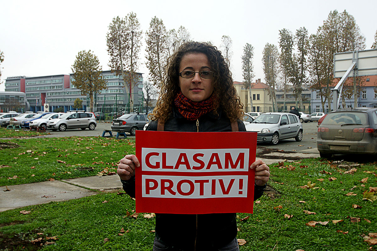 Referendum 2013. : akcija Osijek glasa PROTIV!

[url=http://www.osijek031.com/osijek.php?topic_id=48187]Referendum 2013. Osijek glasa PROTIV![/url] 
Foto: Sanja Kastratovic

Kljune rijei: Referendum-2013