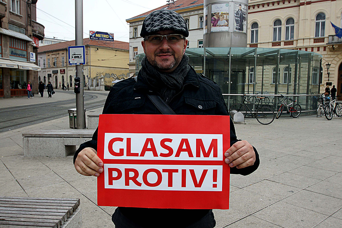 Referendum 2013. : akcija Osijek glasa PROTIV!

[url=http://www.osijek031.com/osijek.php?topic_id=48187]Referendum 2013. Osijek glasa PROTIV![/url] 
Foto: Sanja Kastratovic

Kljune rijei: Referendum-2013