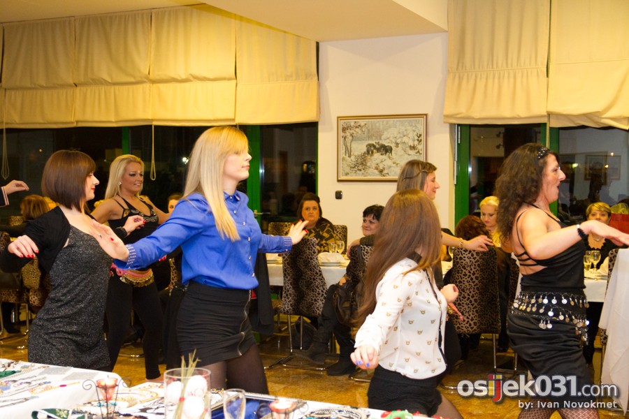 Trbušni   Božićni party Osijek 2013.

[url=http://www.osijek031.com/osijek.php?topic_id=48458][INFO] Bozicni domjenak plesne skole trbusnog plesa Mie Varesanovic[/url]

Kljune rijei: mia-varesanovic trbusni-ples