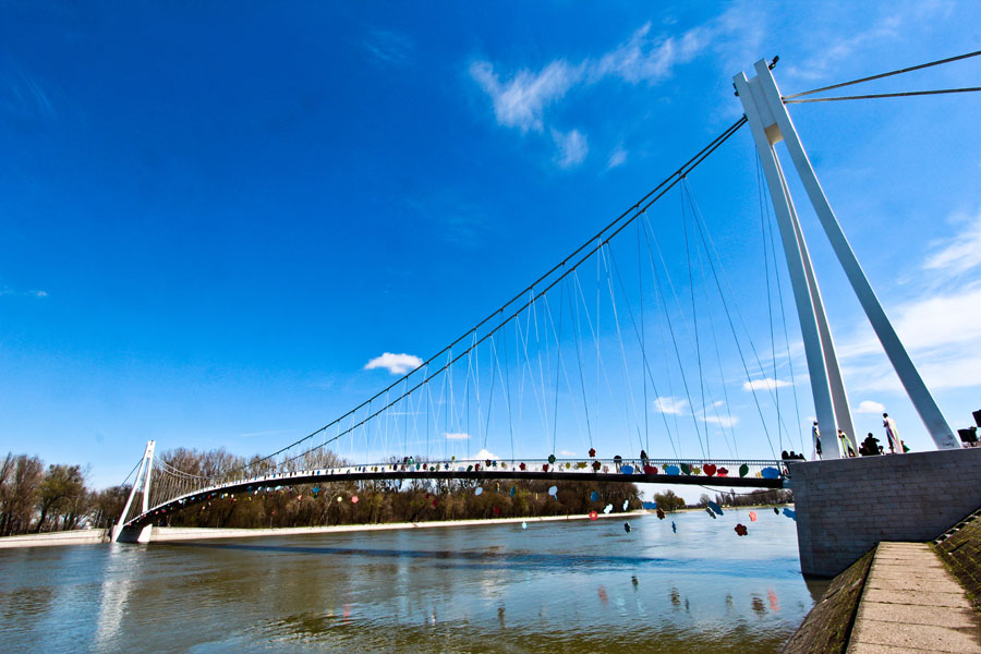 [url=http://www.osijek031.com/osijek.php?topic_id=48975][FOTO] Visei pjeaki most u Osijeku - kroz objektiv graana[/url]

Foto: Dino Spai

