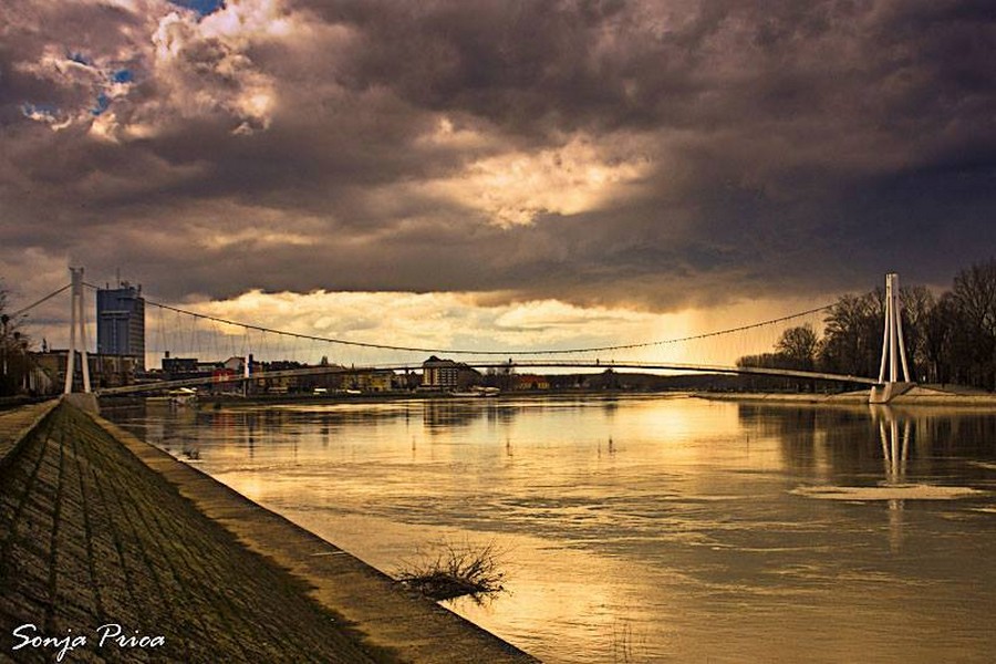 [url=http://www.osijek031.com/osijek.php?topic_id=48975][FOTO] Visei pjeaki most u Osijeku - kroz objektiv graana[/url]

Foto: Sonja Pria

