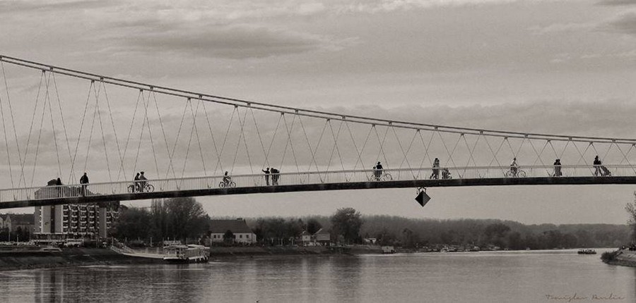 [url=http://www.osijek031.com/osijek.php?topic_id=48975][FOTO] Visei pjeaki most u Osijeku - kroz objektiv graana[/url]

Foto: Tomislav Paveli


