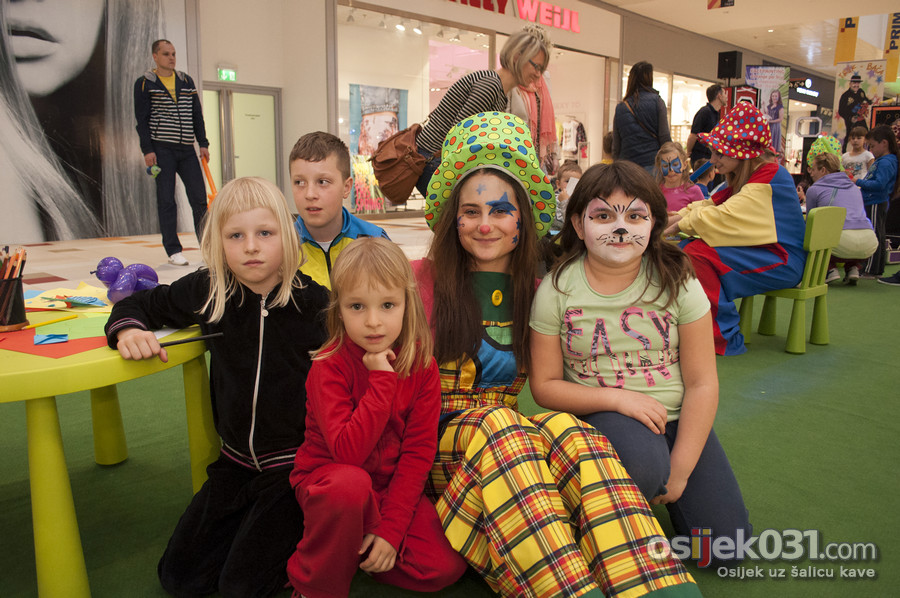 [url=http://www.osijek031.com/osijek.php?topic_id=50299][FOTO] Maliani se zabavljali uz klauna i facepainting u Avenue Mallu Osijek[/url]

Foto: Darko Grundler

