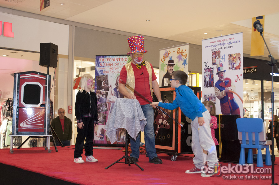 [url=http://www.osijek031.com/osijek.php?topic_id=50299][FOTO] Maliani se zabavljali uz klauna i facepainting u Avenue Mallu Osijek[/url]

Foto: Darko Grundler

