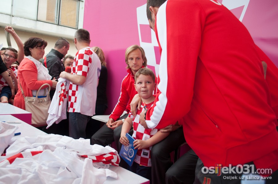 [url=http://www.osijek031.com/osijek.php?topic_id=51530][FOTO] Navijai strastveno ispratili hrvatske reprezentativce na Svjetsko nogometno prvenstvo[/url]

Foto: Darko Grundler

