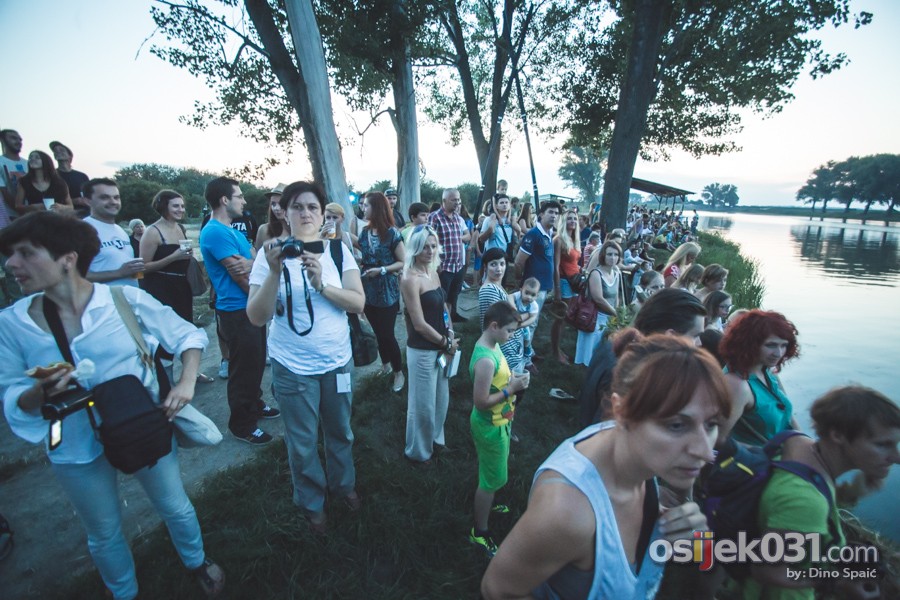Slama 2014. - land art festival (subota, dan #1)

[url=http://www.osijek031.com/osijek.php?topic_id=52436][VIDEO]Slama 2014. report #2 (nedjelja)[/url] - pogledajte video spaljivanja Crva sumnje
[url=http://www.osijek031.com/osijek.php?topic_id=52431]Slama 2014. report #1 (subota)[/url]

Kljune rijei: slama slama2014