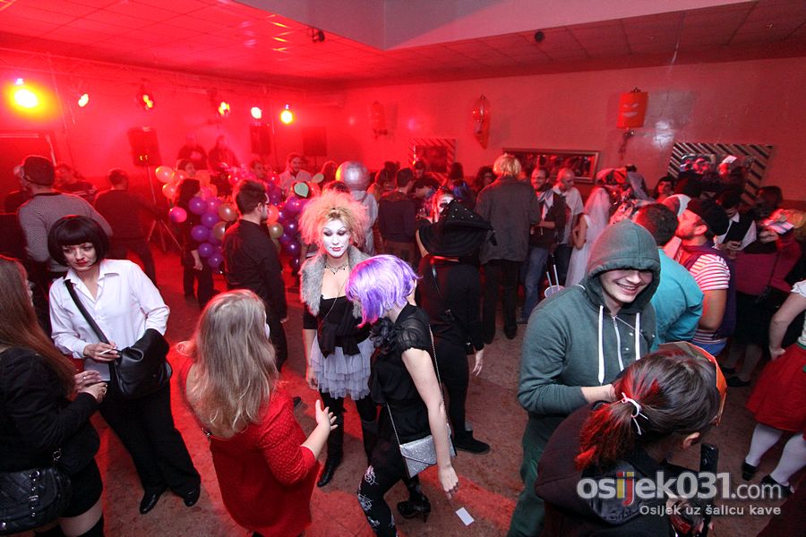 Hotel Royal

[url=http://www.osijek031.com/osijek.php?topic_id=53670][FOTO] Halloween Osijek [2014.] - Lude maske obiljeile Halloween[/url]


