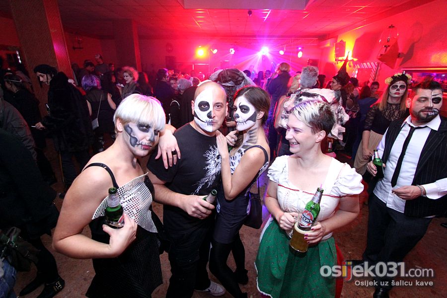 Hotel Royal

[url=http://www.osijek031.com/osijek.php?topic_id=53670][FOTO] Halloween Osijek [2014.] - Lude maske obiljeile Halloween[/url]


