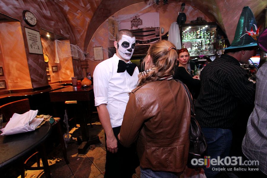 Beckers

[url=http://www.osijek031.com/osijek.php?topic_id=53670][FOTO] Halloween Osijek [2014.] - Lude maske obiljeile Halloween[/url]


